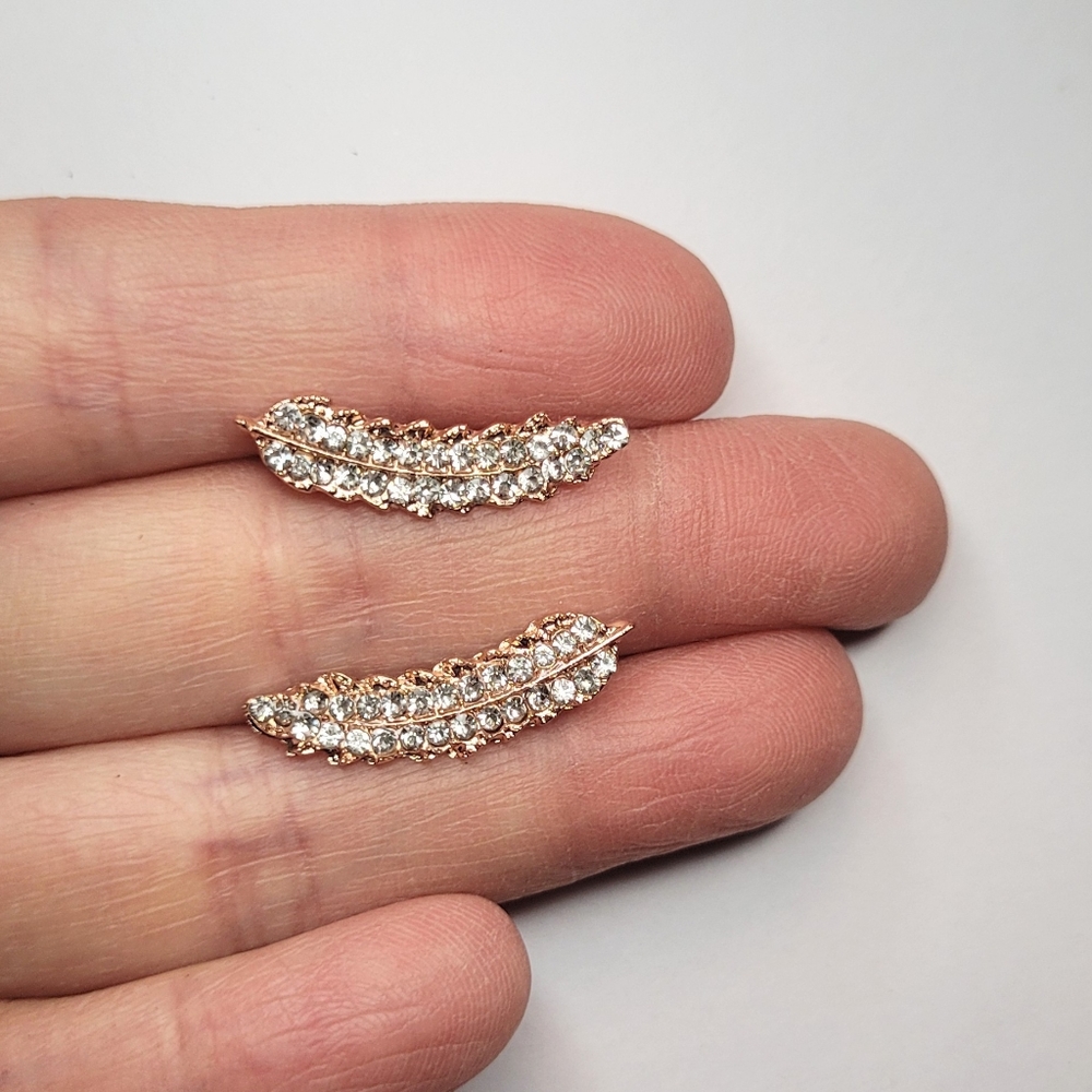 Beautiful leaf shaped Rose Gold color earrings covered w/ crystals. Brand new.